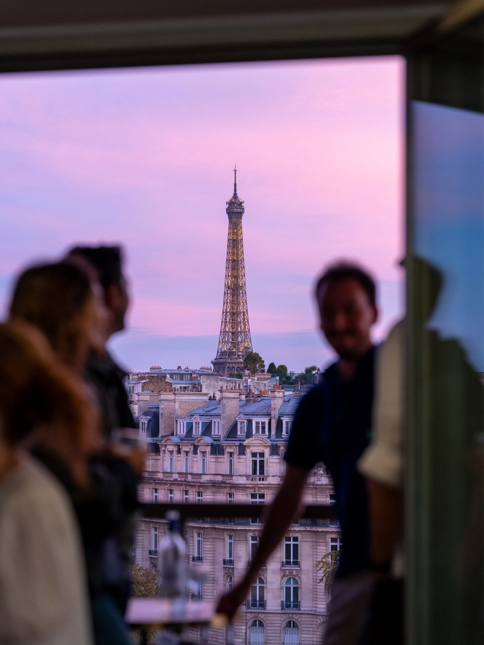 Soirée d'entreprise à Paris, invités et vue sur la tour Eiffel